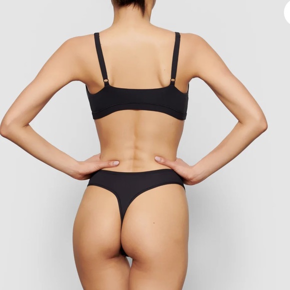Skims Smooth Thong - Picture 2 of 3